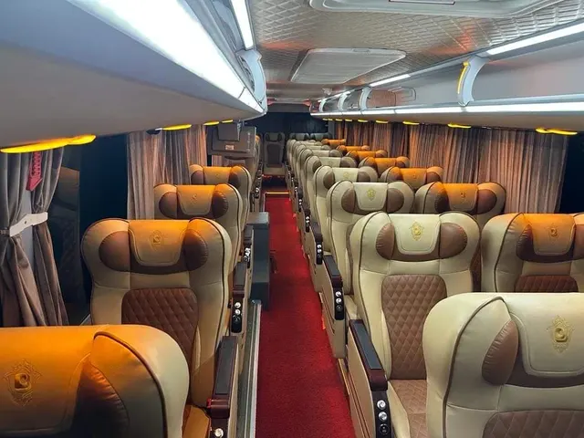 باص VIP بثلاثة صفوف من الداخل